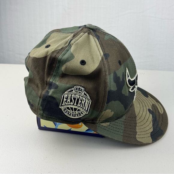 New Era Camouflage Chicago Bulls Patch Logo NBA Eastern Conference Trucker Hat - Picture 2 of 5